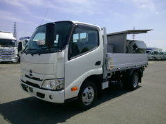 日野 小型 平ボディ 2RG-XZU605 (105858) 1枚目