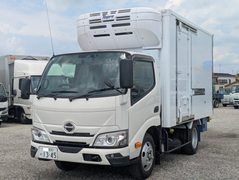 日野 小型 冷蔵冷凍バン 2WG-XZU606N (108649) 1枚目