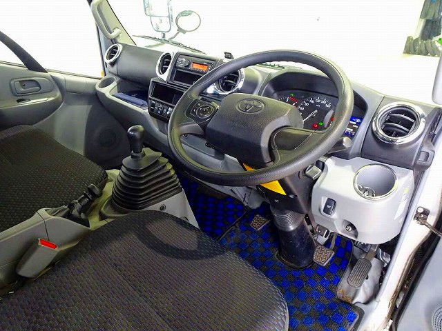 トヨタ ダイナ 小型 平ボディ（クレーン付） 2RG-XZU650(105318) 5枚目