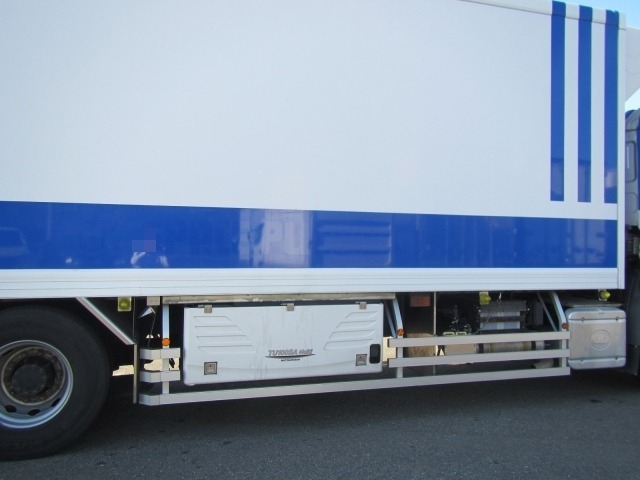 UDトラックス（日産） クオン 大型 冷蔵冷凍バン QKG-CD5ZA(4832) 24枚目