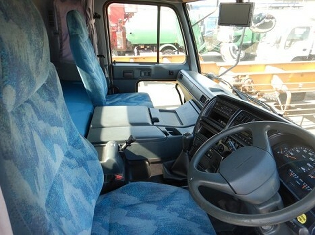 UDトラックス（日産） クオン 大型 タンクローリー KL-CV48YNH(11092) 25枚目