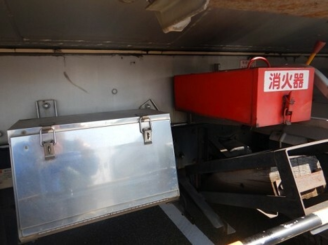 UDトラックス（日産） クオン 大型 タンクローリー KL-CV48YNH(11092) 12枚目