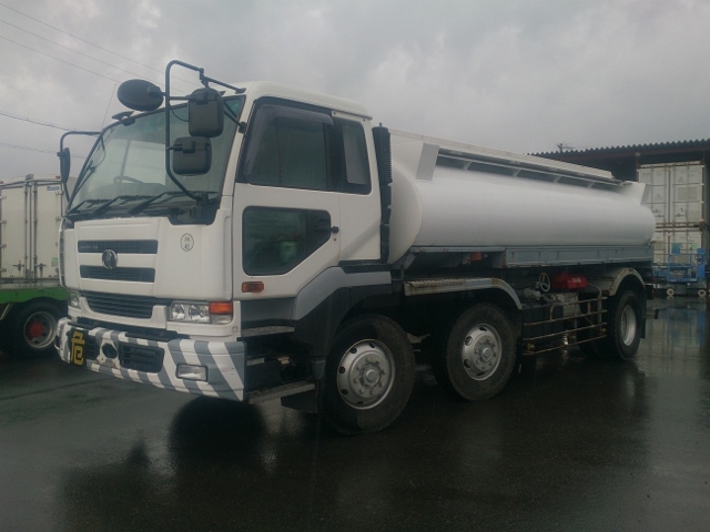 UDトラックス（日産） クオン 大型 タンクローリー KL-CV27E(2194) 1枚目