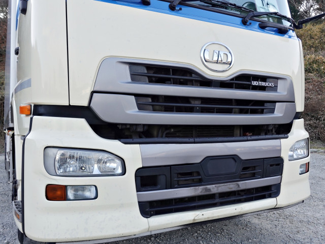 UDトラックス（日産） クオン 大型 冷蔵冷凍バン QKG-CD5ZA(99601) 7枚目