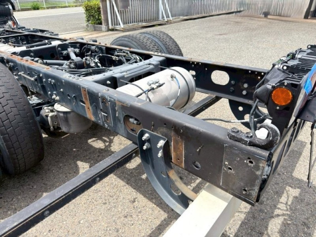 UDトラックス（日産） コンドル 増トン キャブ付きシャーシ 2RG-BTR90V2(109501) 6枚目