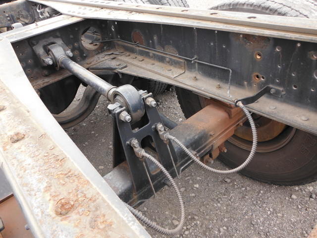 UDトラックス（日産） クオン 大型 キャブ付きシャーシ KL-CD48E(2943) 8枚目