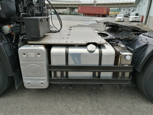 UDトラックス（日産） クオン 大型 トラクタ AKG-GK4XAB(5650) 17枚目