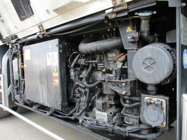 UDトラックス（日産） クオン 大型 冷蔵冷凍バン QKG-CD5ZA(9276) 25枚目