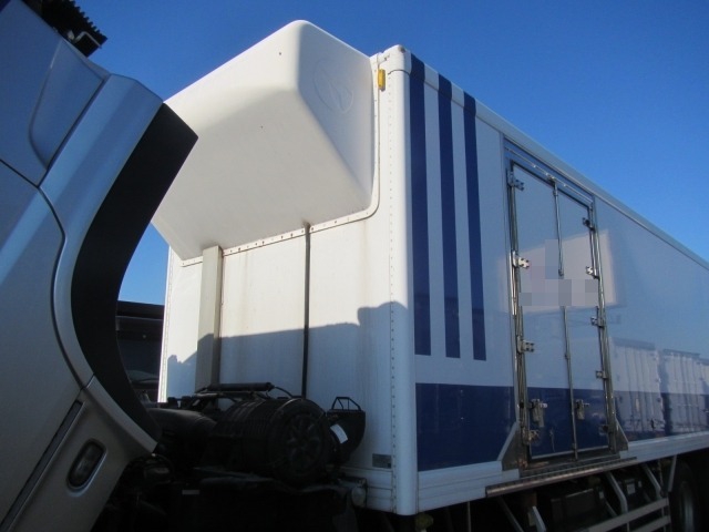 UDトラックス（日産） クオン 大型 冷蔵冷凍バン QKG-CD5ZA(4832) 38枚目