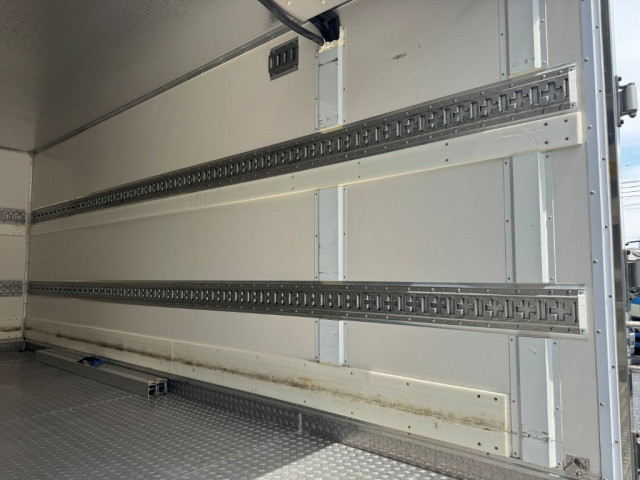 いすゞ エルフ 小型 冷蔵冷凍バン TKG-NPR85YN(109507) 13枚目