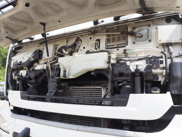 UDトラックス（日産） クオン 大型 コンテナ専用車 QKG-CW5YL(110504) 9枚目