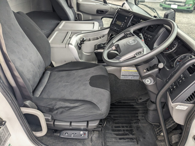 UDトラックス（日産） クオン 大型 冷凍冷蔵バン 2PG-CD5CA(89582) 38枚目