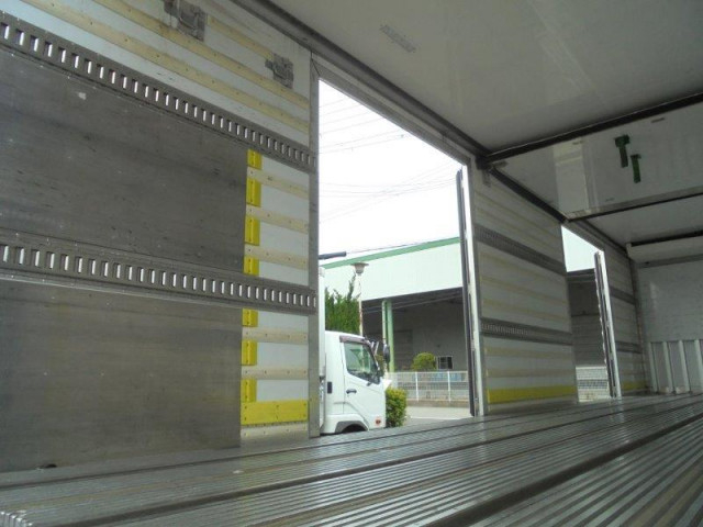 UDトラックス（日産） クオン 大型 冷凍冷蔵バン 2PG-CD5CA(89584) 7枚目