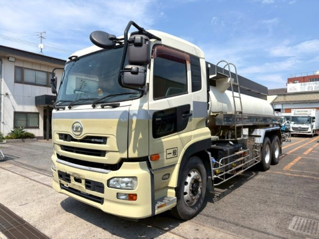 UDトラックス（日産） クオン 大型 タンクローリー LGK-CD5YL(112391) 1枚目