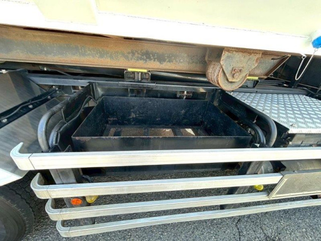 UDトラックス（日産） クオン 大型 コンテナ専用車 QKG-CW5YL(92218) 24枚目