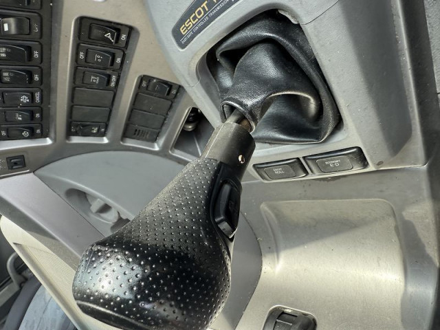 UDトラックス（日産） クオン 大型 冷凍冷蔵バン QKG-CD5ZA(93596) 35枚目