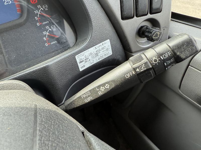 UDトラックス（日産） クオン 大型 冷凍冷蔵バン QKG-CD5ZA(93596) 37枚目