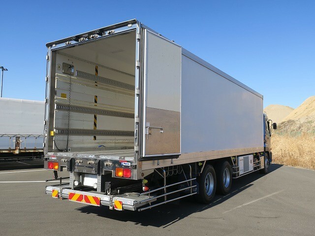 UDトラックス（日産） クオン 大型 冷蔵冷凍バン QPG-CD5ZA(39218) 4枚目