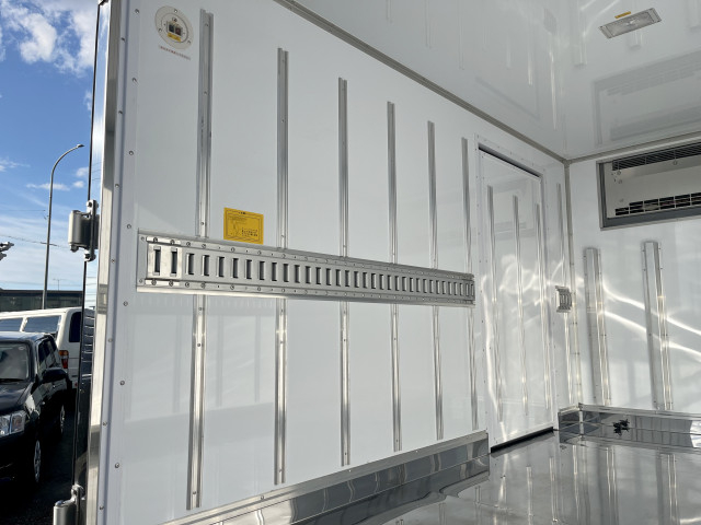 いすゞ エルフ 小型 冷凍冷蔵バン 2RG-NJR88AM(94833) 9枚目