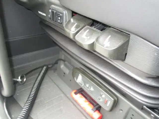 ボルボ 小型 トラクタ（シングル） 2PG-4S2TEA1(95208) 32枚目