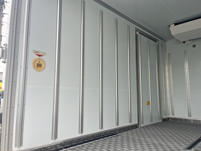 いすゞ エルフ 小型 冷凍冷蔵バン 2RG-NMR88AN(95413) 10枚目