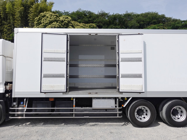 UDトラックス（日産） クオン 大型 冷蔵冷凍バン 2PG-CD5BA(105765) 17枚目