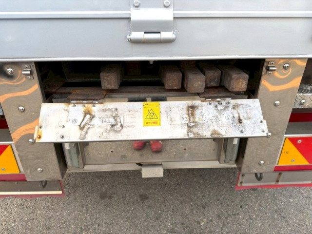 UDトラックス（日産） クオン 大型 平ボディ 2PG-CG5CE(95565) 13枚目