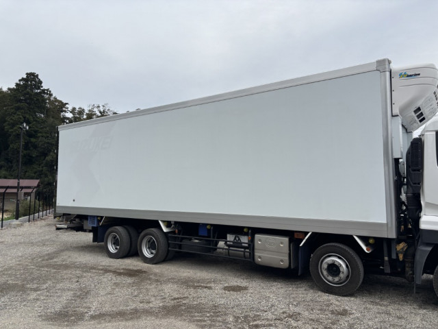 UDトラックス（日産） クオン 大型 冷凍冷蔵バン 2PG-CG5CA(95574) 6枚目