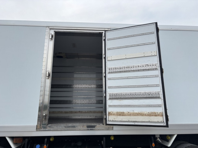UDトラックス（日産） クオン 大型 冷凍冷蔵バン 2PG-CG5CA(95574) 8枚目