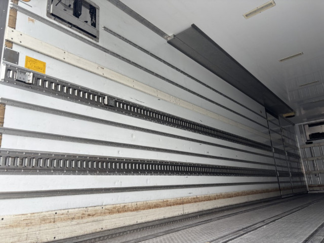 UDトラックス（日産） クオン 大型 冷凍冷蔵バン 2PG-CG5CA(95574) 14枚目