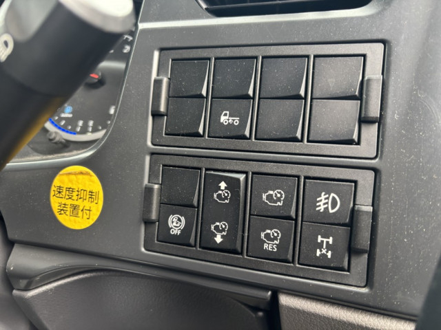 UDトラックス（日産） クオン 大型 冷凍冷蔵バン 2PG-CG5CA(95574) 33枚目