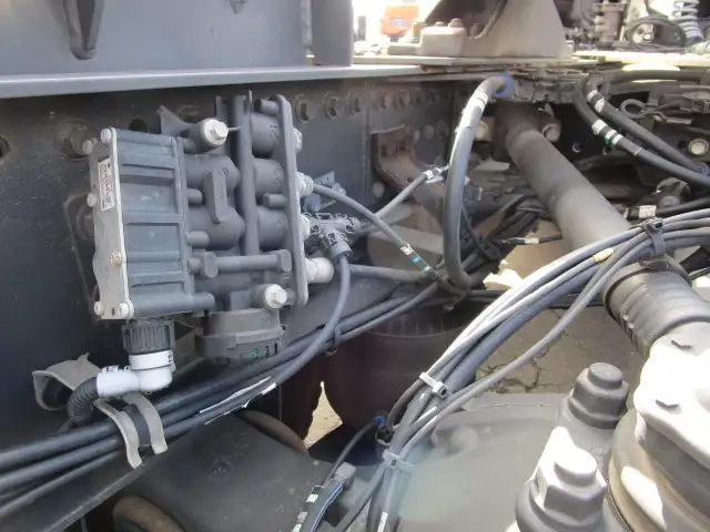 ボルボ 小型 トラクタ（シングル） 2DG-KA2TEA2(95901) 14枚目