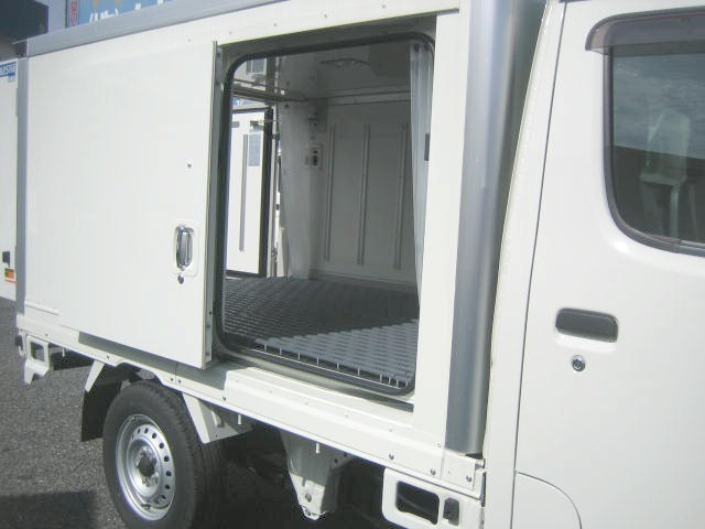マツダ ボンゴ 小型 冷凍冷蔵バン 5BF-403F(95956) 9枚目