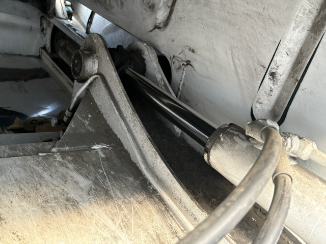 UDトラックス（日産） コンドル 中型 塵芥車（プレス式） BDG-MK36C(96264) 13枚目