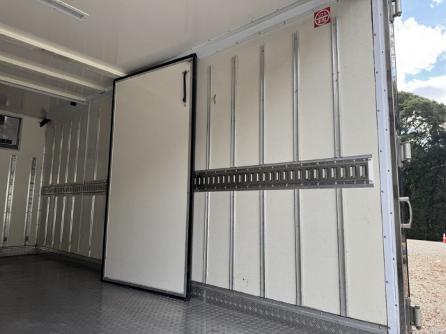 いすゞ エルフ 小型 冷凍冷蔵バン 2RG-NPR88YN(96692) 14枚目