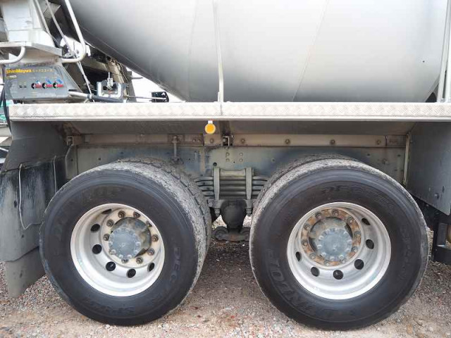 いすゞ ギガ 大型 ミキサー車 QKG-CXZ77AT(96975) 15枚目