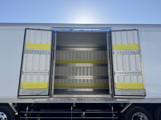 日野 プロフィア 大型 冷凍冷蔵バン 2DG-FW1AHG(97196) 8枚目