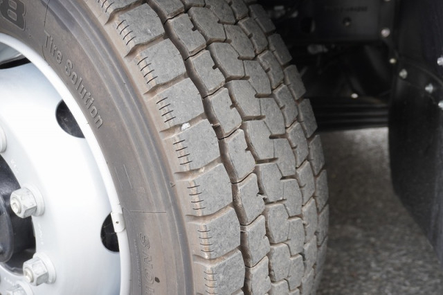 三菱ふそう ファイター 増トン 平ボディ（クレーン付） 2KG-FK62FZ(97352) 9枚目