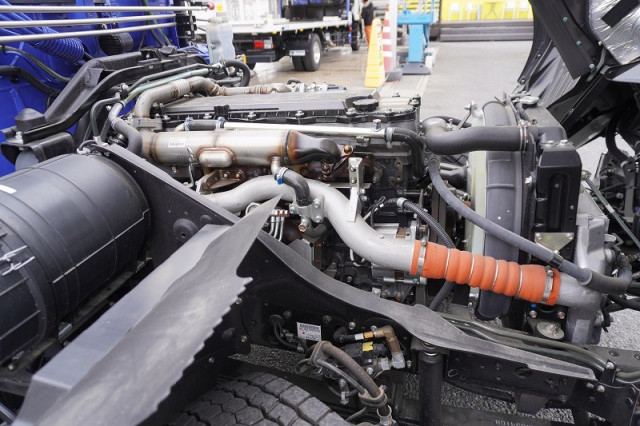 三菱ふそう ファイター 増トン 平ボディ（クレーン付） 2KG-FK62FZ(97352) 15枚目