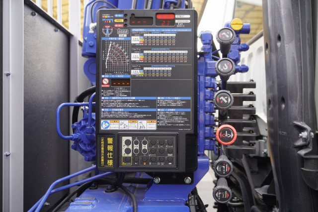 三菱ふそう ファイター 増トン 平ボディ（クレーン付） 2KG-FK62FZ(97352) 29枚目