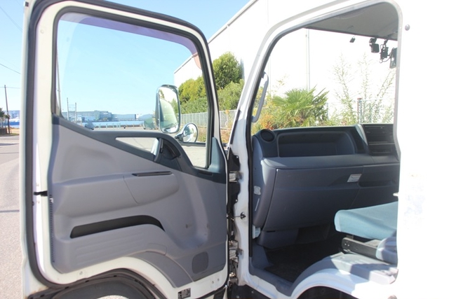 三菱ふそう キャンター 小型 冷蔵冷凍バン TKG-FEB20(97463) 9枚目