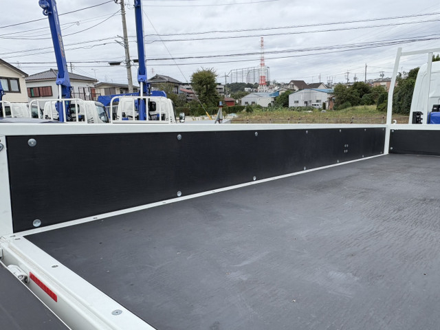 三菱ふそう キャンター 小型 平ボディ（クレーン付） 2PG-FEB80(97592) 10枚目