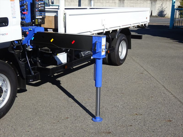 三菱ふそう キャンター 小型 平ボディ（クレーン付） 2PG-FEB80(97599) 6枚目