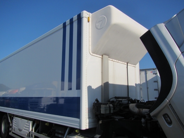 UDトラックス（日産） クオン 大型 冷蔵冷凍バン QKG-CD5ZA(4832) 36枚目