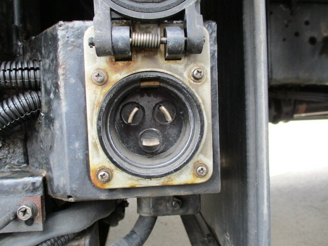 UDトラックス（日産） クオン 大型 冷蔵冷凍バン QKG-CD5ZA(9276) 27枚目