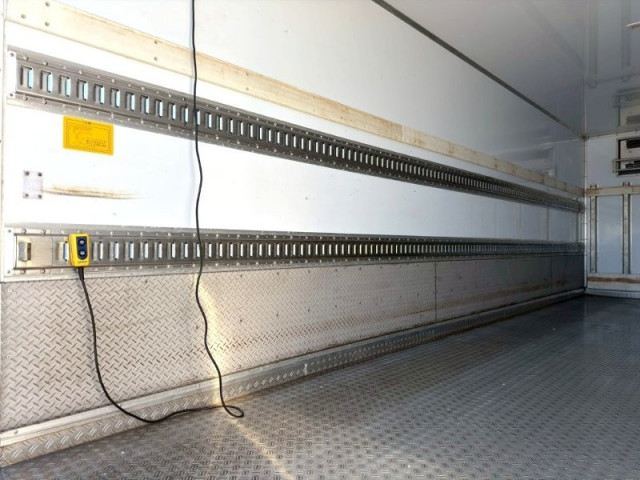 いすゞ フォワード 増トン 冷蔵冷凍バン 2PG-FTR90V2(97768) 9枚目