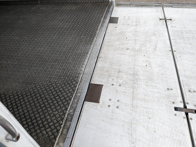 いすゞ フォワード 中型 冷蔵冷凍バン LKG-FTR90T2(97843) 11枚目