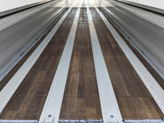 UDトラックス（日産） クオン 大型 ウィング QKG-CG5ZA(97928) 12枚目