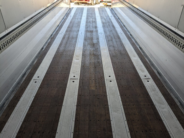 UDトラックス（日産） クオン 大型 ウィング QKG-CG5ZA(97928) 17枚目