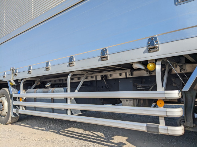 UDトラックス（日産） クオン 大型 ウィング QKG-CG5ZA(97928) 27枚目